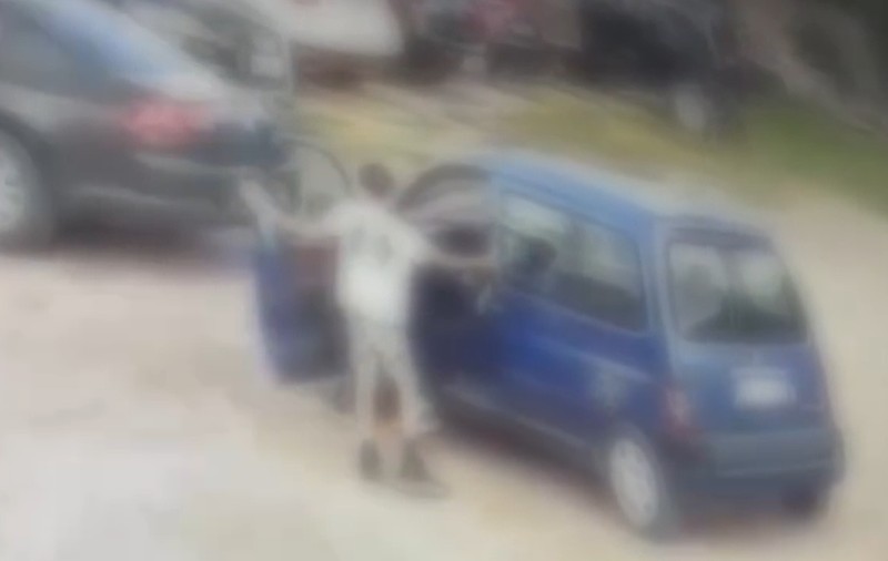 Trei copii din Neamț au furat și distrus mai multe mașini în curtea unui service auto. Pagube de circa 30.000 de lei