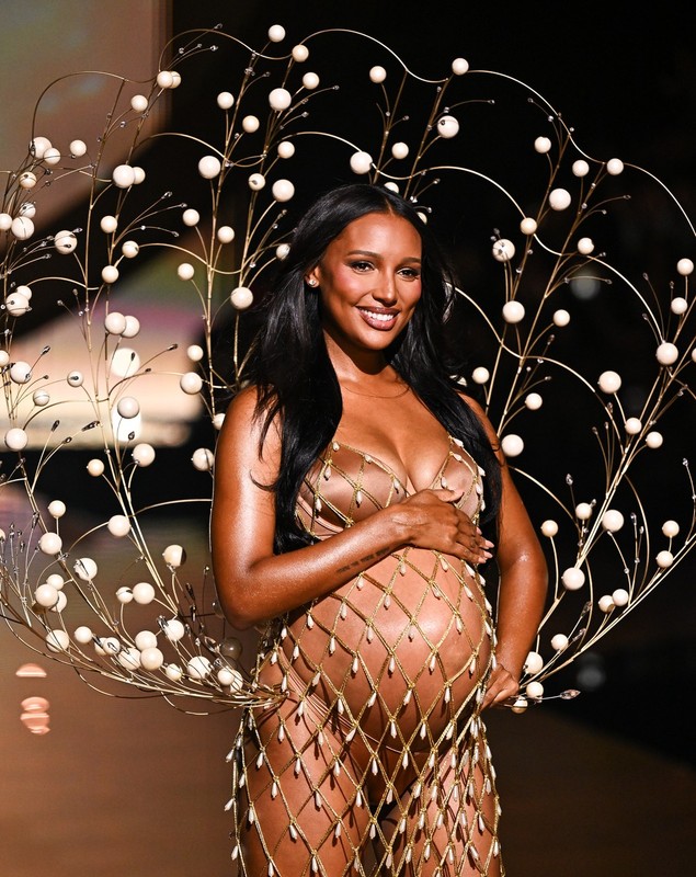 Vedetele care au defilat la Victoria’s Secret Fashion Show 2025. Gigi și Bella Hadid au făcut furori, însă fotomodelul clanului Jenner a lipsit