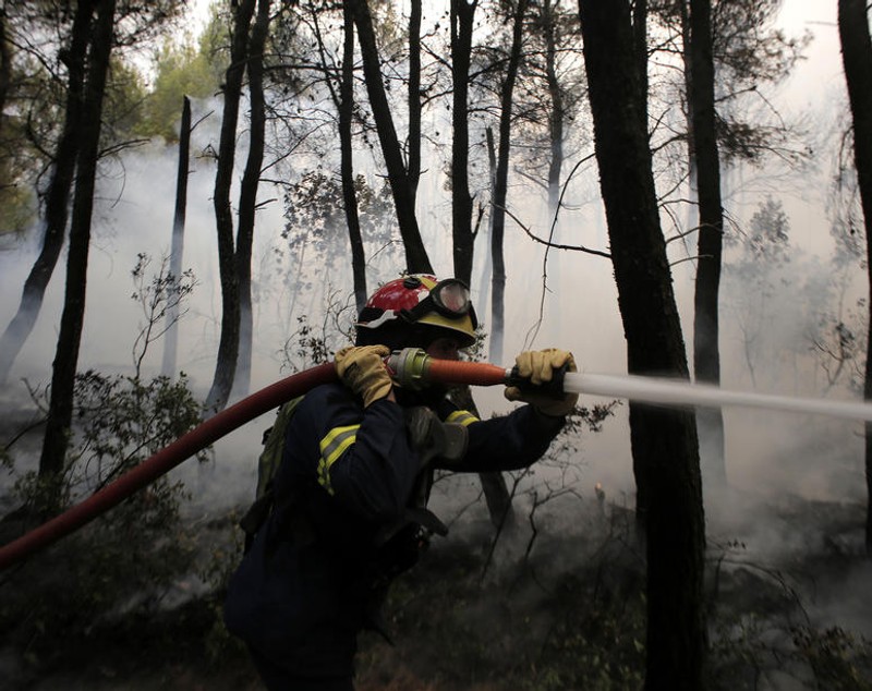Atena, sub amenințarea incendiilor. Premier: „Canicula a transformat țara într-un butoi cu pulbere”