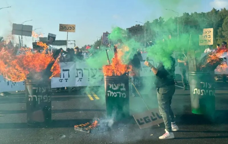 Rudele ostaticilor au blocat Autostrada 1 din Israel: „Guvernul i-a abandonat în mâinile crude ale Hamas”