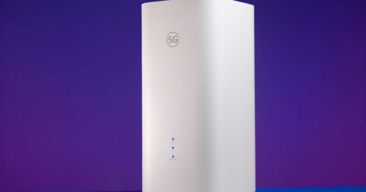 Un router vertical Huawei alb pe un fundal mov.