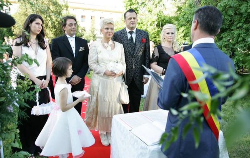 Imagini exclusive de la nunta lui Teo. Uite ce rochii a purtat mireasa! | FOTO