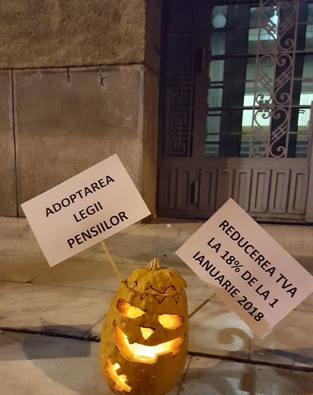 Mesajele tinerilor din PNL Timiș pentru Guvernul PSD, puse în dovleci de Halloween: Nerealizările își bântuie propriii conducători| GALERIE FOTO