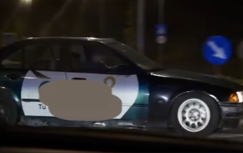 Un curier a fost prins în timp ce făcea drifturi într-un sens giratoriu din Cluj-Napoca - VIDEO