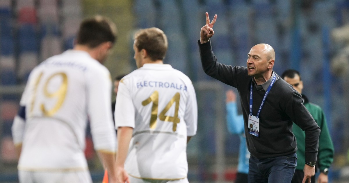 Antrenorul echipei FC Botoșani, Leo Grozavu, face semnul victoriei