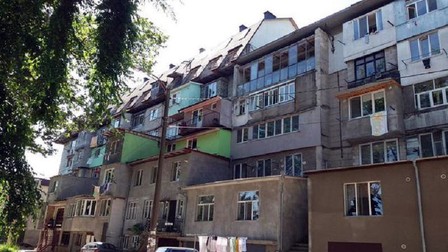 Blocurile încep să capete tot soiul de anexe, în Chișinău