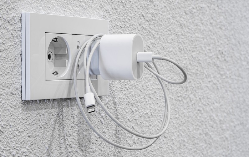 De ce nu este bine să lași încărcătorul telefonului în priză