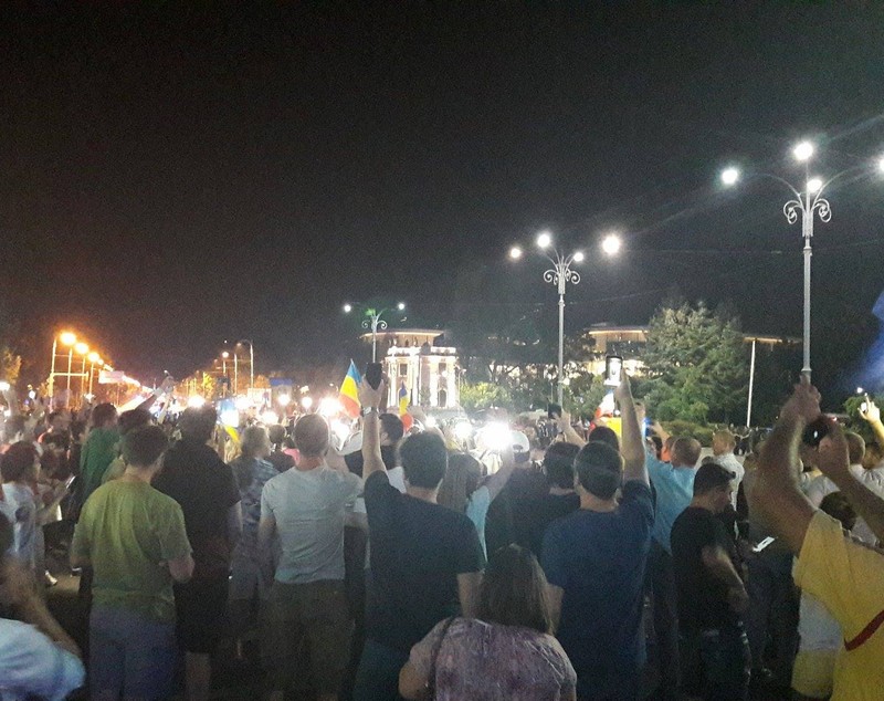 FOTO&VIDEO/ Peste 2.500 de oameni au protestat în Piața Victoriei faţă de modificările la legile justiţiei