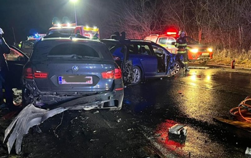DN13 este blocat în Mureș, la Bălăușeri, după ciocnirea a două mașini. Un copil de 5 ani, în stare gravă, alte cinci persoane au fost rănite