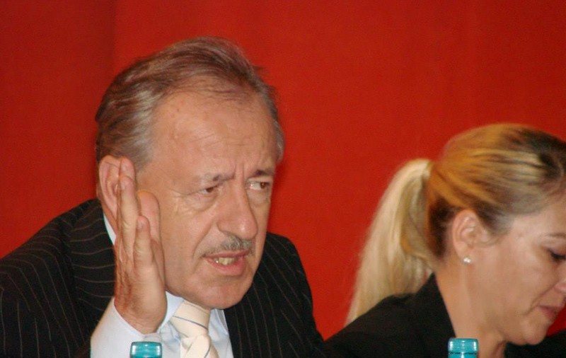 Criza din SUA va genera o criză economică în România, spune profesorul de economie Ovidiu Nicolescu: “Întotdeauna când eşti într-o criză trebuie să cauţi să-ţi faci rezerve”
