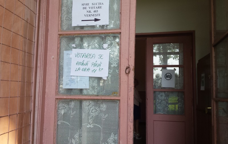 Votul a fost reluat în comuna buzoiană Vernești, după ce a fost suspendat timp de mai multe ore | GALERIE FOTO