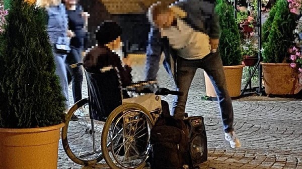 „Cerșetorul cu Lexus” a strâns aproape 10000 de lei în 8 ore, la Sfânta Parascheva