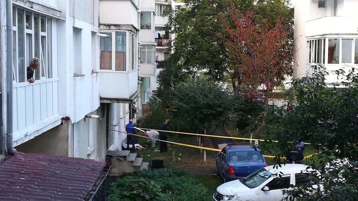 Un bărbat a căzut de la etajul trei al unui bloc din Piatra Neamț, luni dimineață. Victima a murit