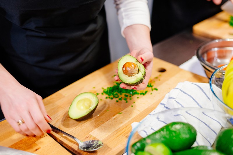 Cum se curăță un avocado