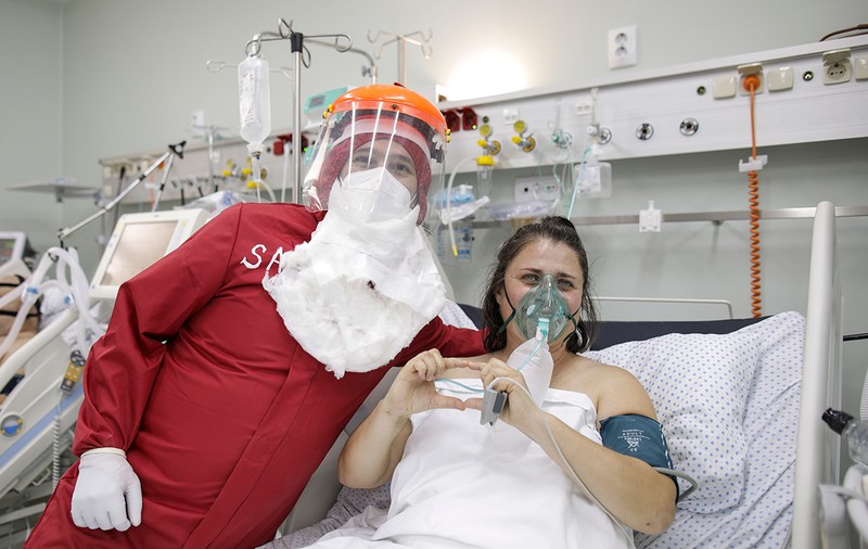 Moș Crăciun, în vizită la bolnavii cu COVID de la Spitalul Marius Nasta. „Trebuie să le ofere un licăr de speranță”