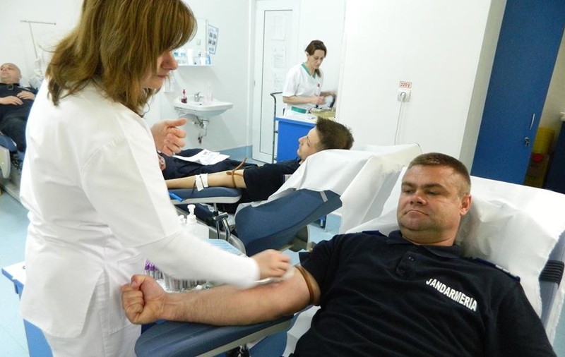 Mobilizare pentru jandarmul care a fost grav rănit în accidentul de la Medgidia. Zeci de militari au donat sânge pentru el