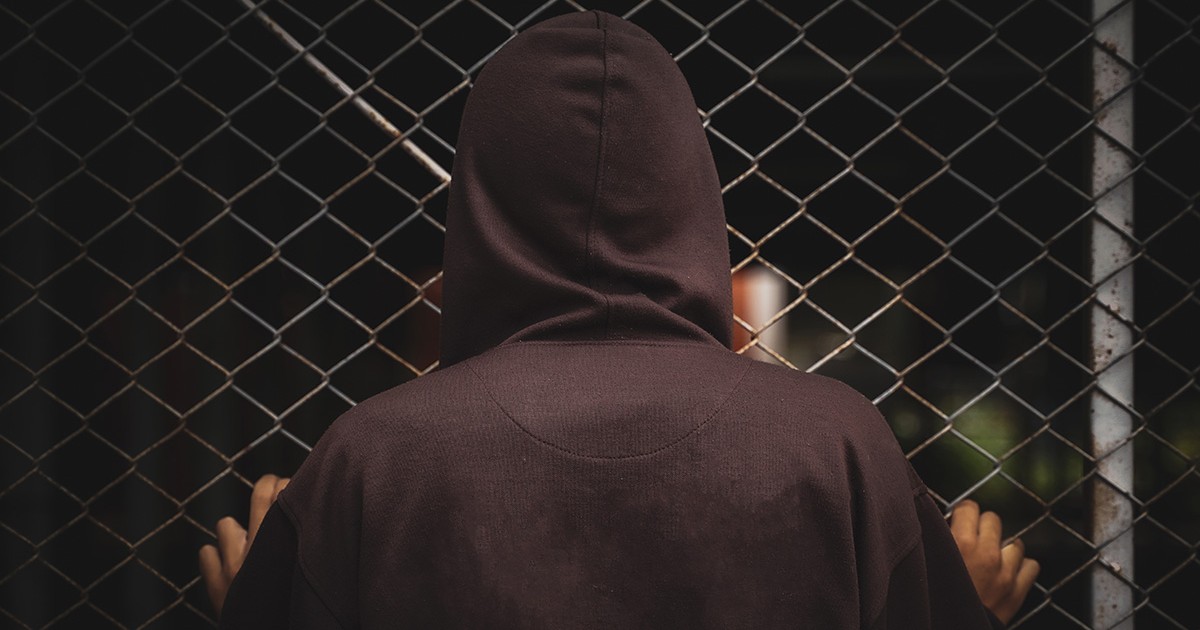 Adolescent cu spatele. Foto ilustrativ
