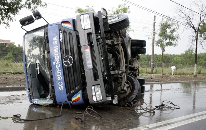 Trei răniţi după o ciocnire între un camion românesc şi un automobil ceh