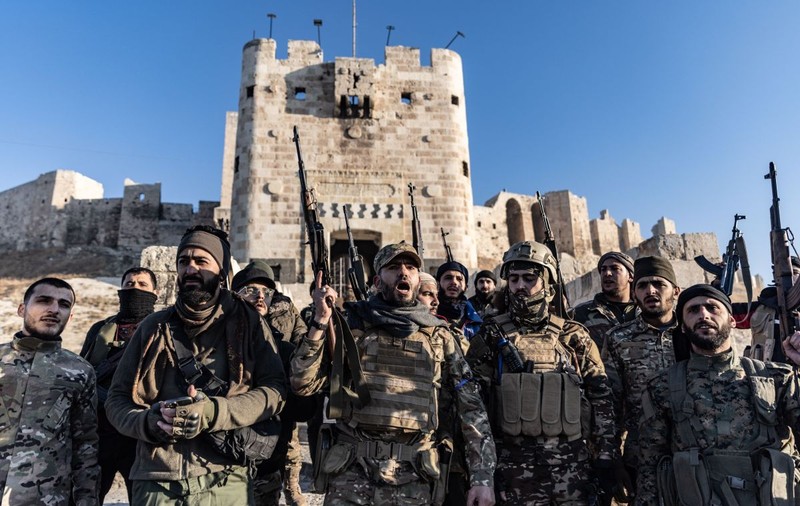 Rebelii sirieni au capturat aeroportul din Alep și au avansat în orașul Hama, în timp ce forțele președintelui Bashar al-Assad se retrag | VIDEO