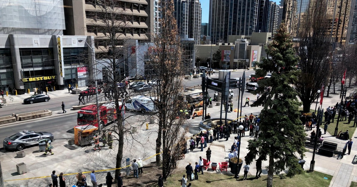 O dubă a intrat în mulțime, în Toronto