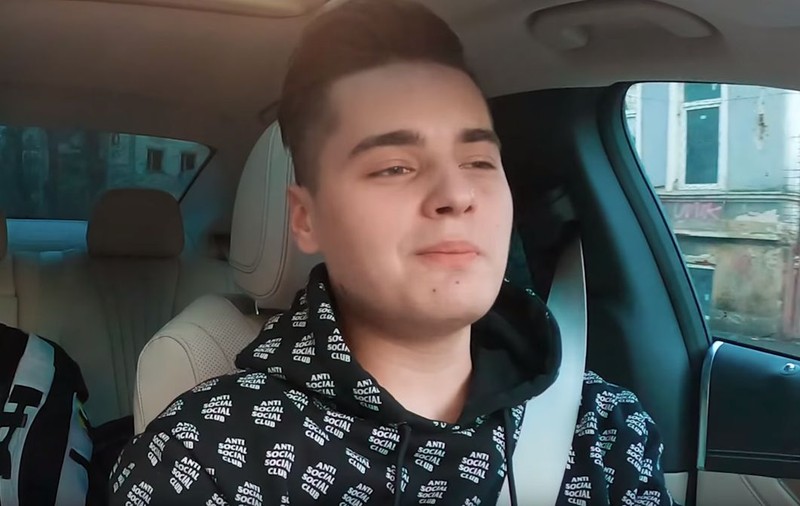 Ce crede cunoscutul vlogger Selly despre repetarea anului şcolar şi despre examenul de Bacalaureat, care începe în trei luni
