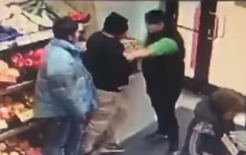 Imagini incredibile cu o femeie care s-a bătut singură cu un hoț într-un supermarket din Timișoara. Nimeni nu a intervenit!