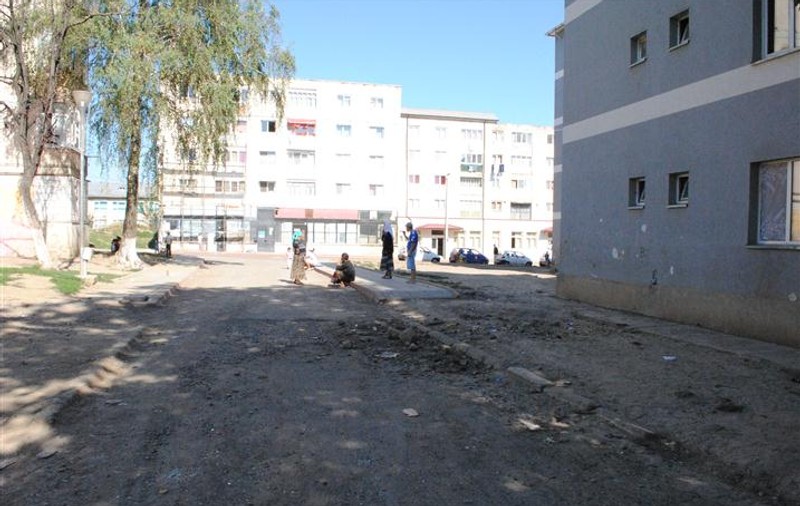 Mai mulți botoșăneni cer construirea unui gard care să îi separe de romi