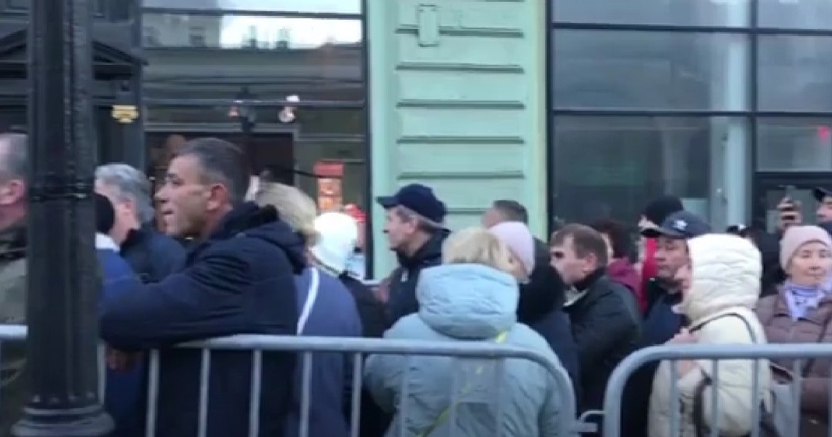 Alegători moldoveni la coadă la o secție de votare de la Moscova Captură YouTube/ Unimedia
