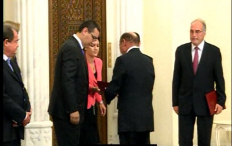 MOMENTUL CARE ARUNCĂ ÎN AER o ceremonie la Cotroceni: DOSARUL SECRET pe care l-a dat Băsescu lui Ponta şi microfonul acoperit să nu audă nimeni un cuvânt din ce-i spune