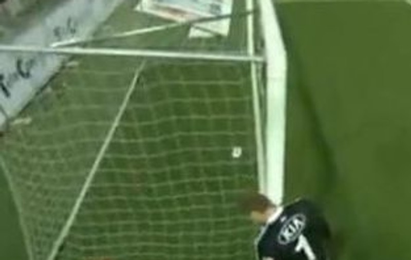 Video / Incredibil! Un goalkeeper a micşorat poarta
