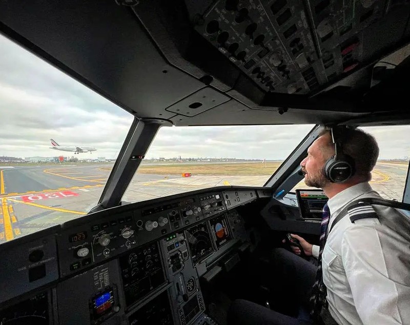 Mihai Sturzu e comandant de aeronavă la mai bine de 10 ani de la destrămarea trupei Hi-Q: „Sunt mândru”. De ce a renunțat la muzică