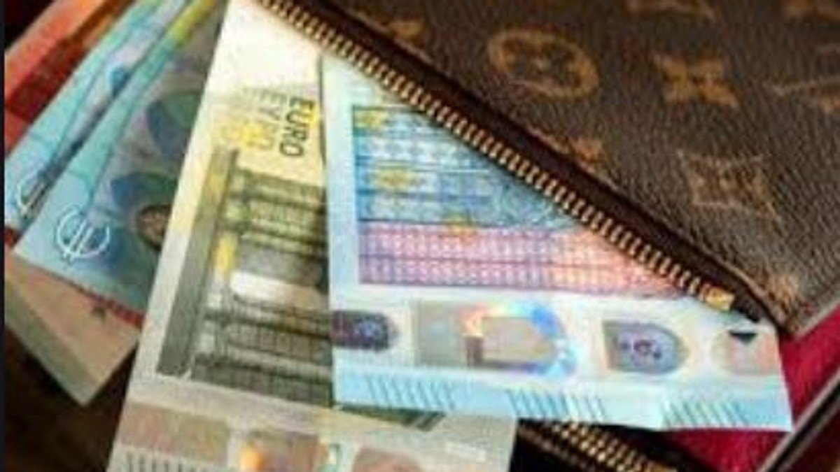 Două fete din Timiș au fost premiate după ce au găsit un portofel cu 3.000 de euro și l-au predat la poliție