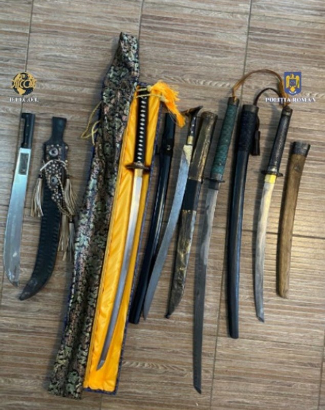 Percheziții în Mureș la traficanți de droguri, unde au fost găsite mai multe arme și sume mari de bani. 7 persoane, reținute