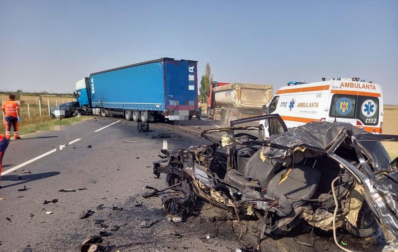 Două mașini și un TIR s-au ciocnit pe „Drumul Morții”. Un bărbat a decedat | FOTO