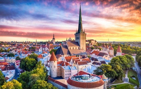 Vedere aeriană a orașului vechi din Tallinn, de la Turnul „Fat Margaret”, la apusul soarelui Estonia