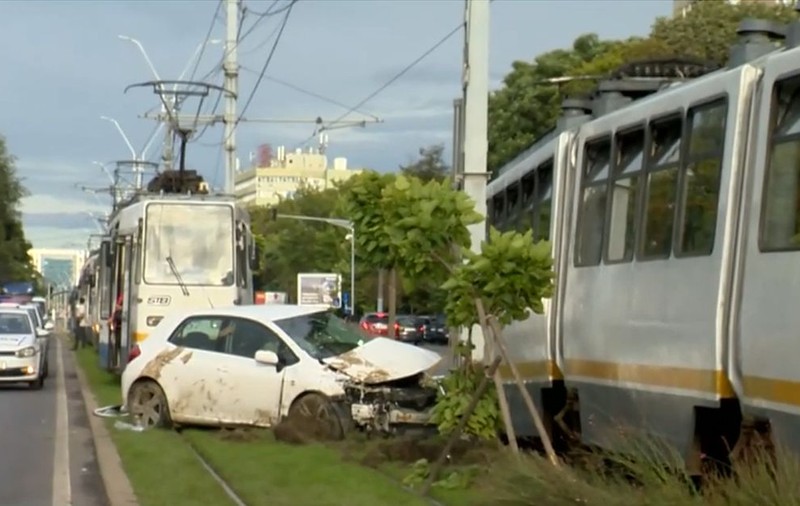 Doi răniți, după ce un tramvai a lovit o mașină, în Capitală