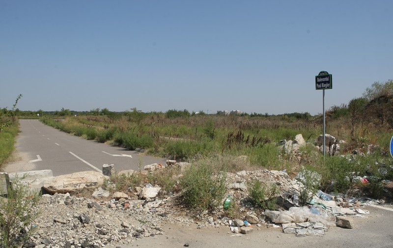 GALERIE FOTO/ Bulevardele-fantomă din București. Drumuri noi, care au costat peste 5 milioane de euro, năpădite de bălării