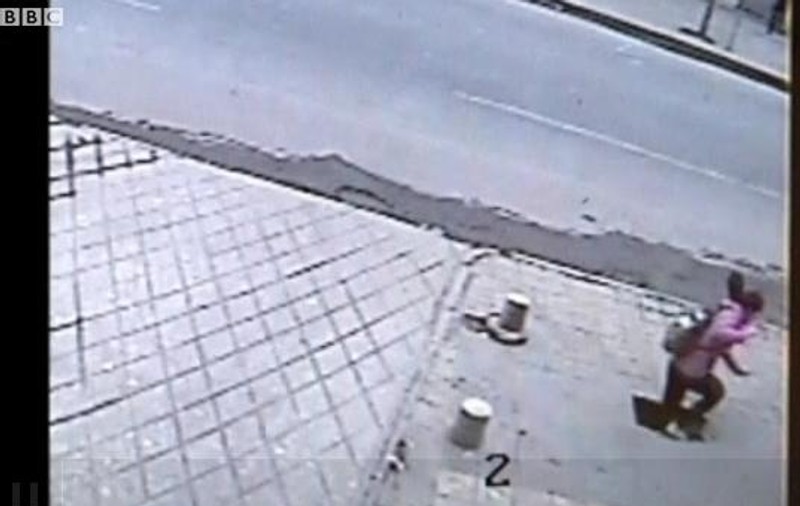 INCREDIBIL! I s-a dus trotuarul de sub picioare! VIDEO