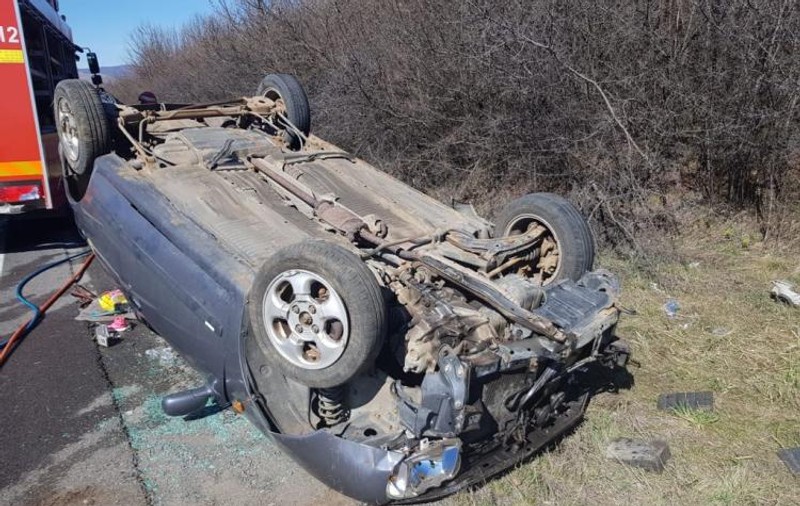 O tânără s-a răsturnat cu mașina în care avea și copiii. Micuții au fost răniți