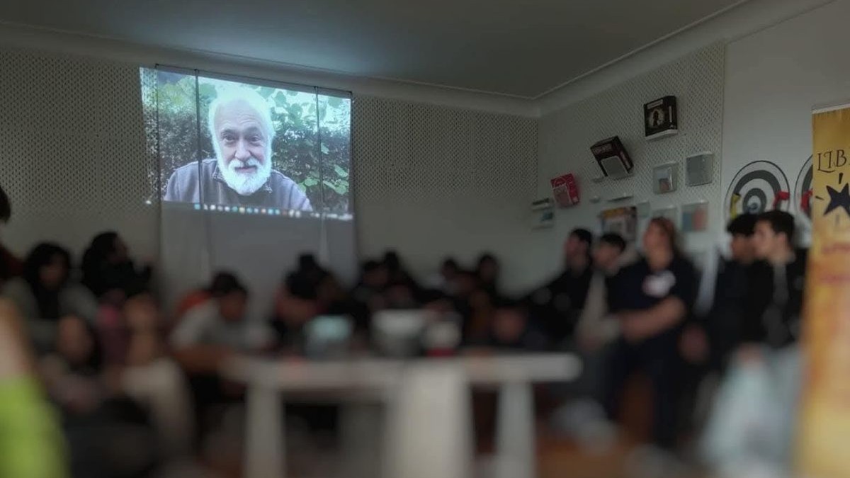 Mai mulți tineri cu fața blurată se află într-o sală cu televizor, la centrul antidrog