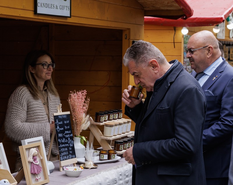 FOTO VIDEO REPORTAJ Cum a fost Parada Florilor ediția 2024: politicienii au împărțit scena cu micii prinți și s-au bucurat de cozonac gratis