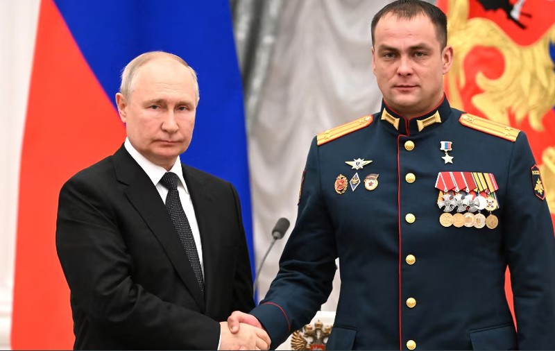 Vladimir Putin i-a retras unui militar titlul de Erou al Rusiei, pentru prima dată de la începutul războiului