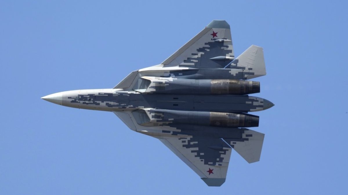 Un avion Su-57 rusesc în timpul zborului,