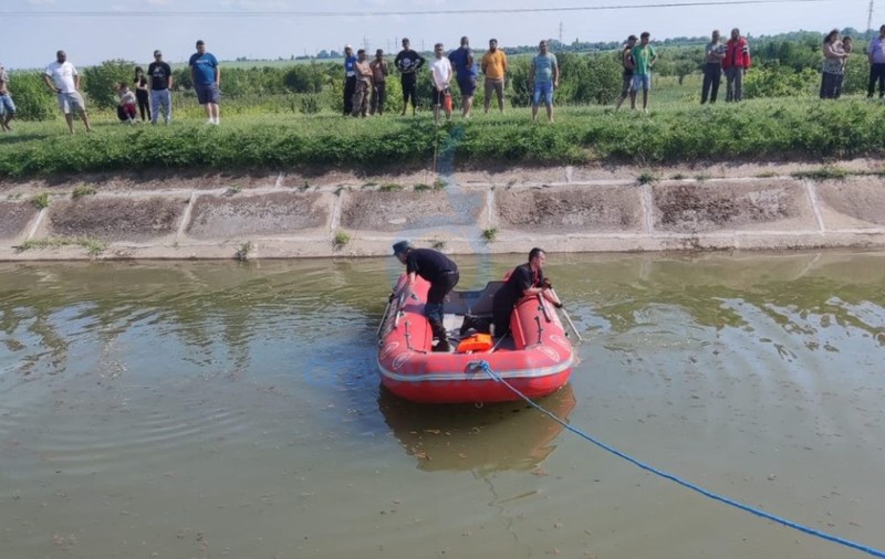 Băiat de 12 ani, scos fără suflare de salvatori dintr-un canal de irigații în Dolj, după 3 ore de căutări