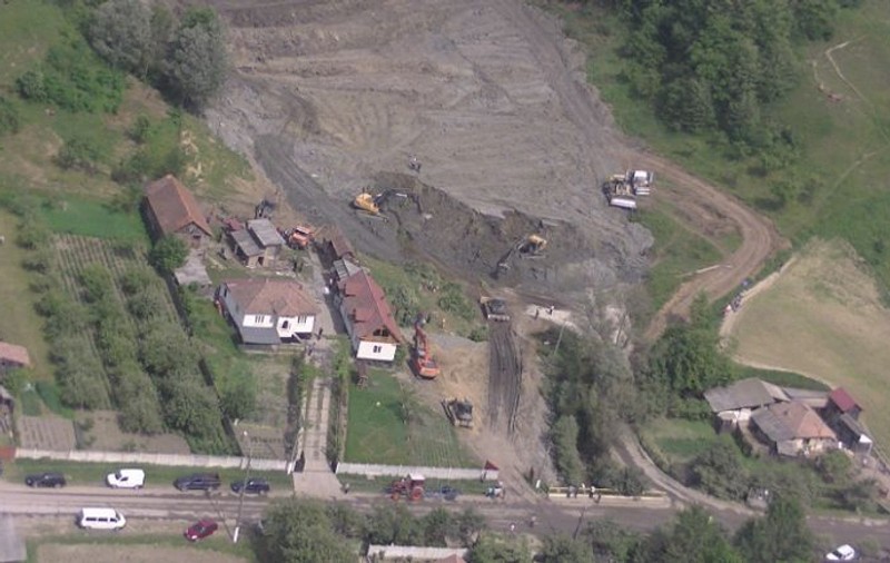 Familii evacuate din cauza alunecării de teren din Alunu. Oamenii sunt în pericol din cauza malului de pământ