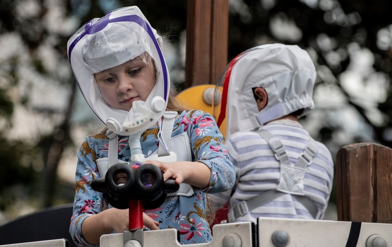Casca de „astronaut”, invenția unui grup de ingineri din Columbia pentru a-i proteja pe copii de COVID