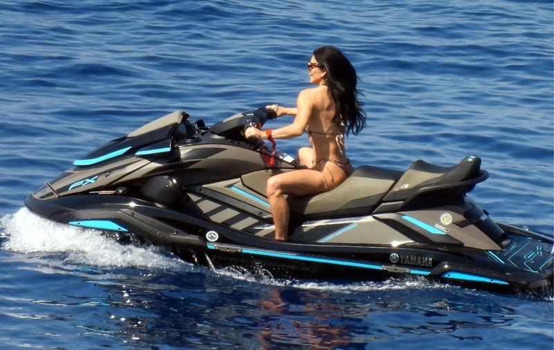 „Dezlănțuită!”. Lauren Sánchez, logodnica miliardarului Jeff Bezos, se distrează pe ski-jet, în vacanța din Mykonos
