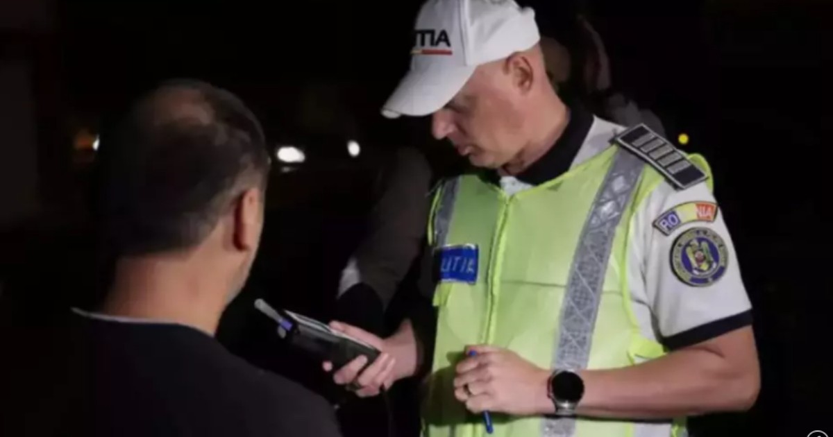 Un polițist care testează un șofer de alcoolemie