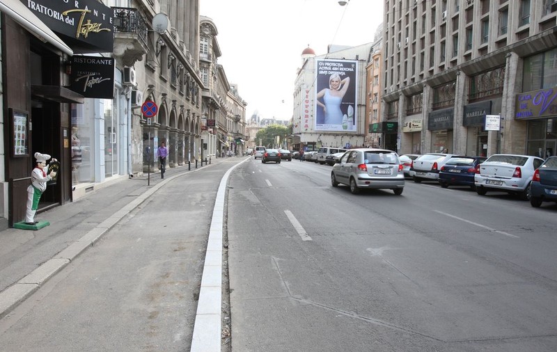 60 de oameni, pozaţi astăzi simultan pe Calea Victoriei