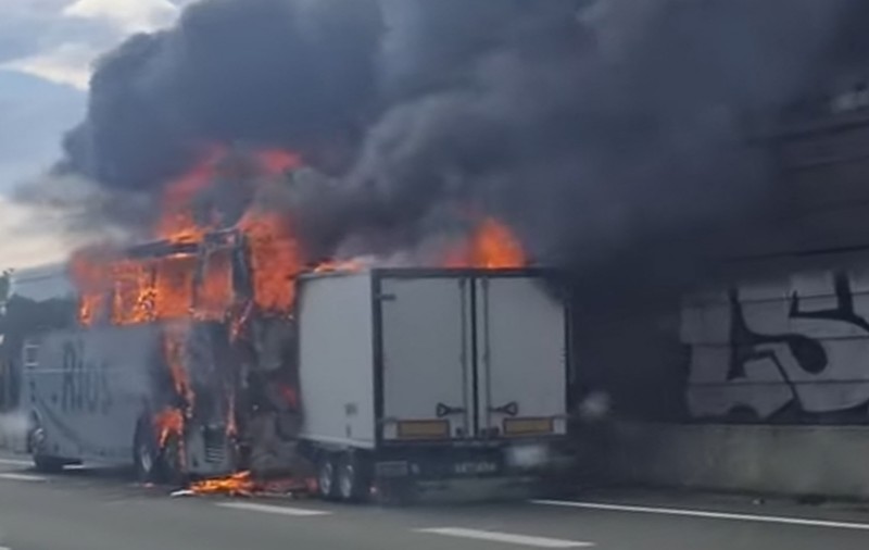 Autocarul cu 30 de turiști români plecați în vacanță a ars pe o autostradă din Franța | VIDEO